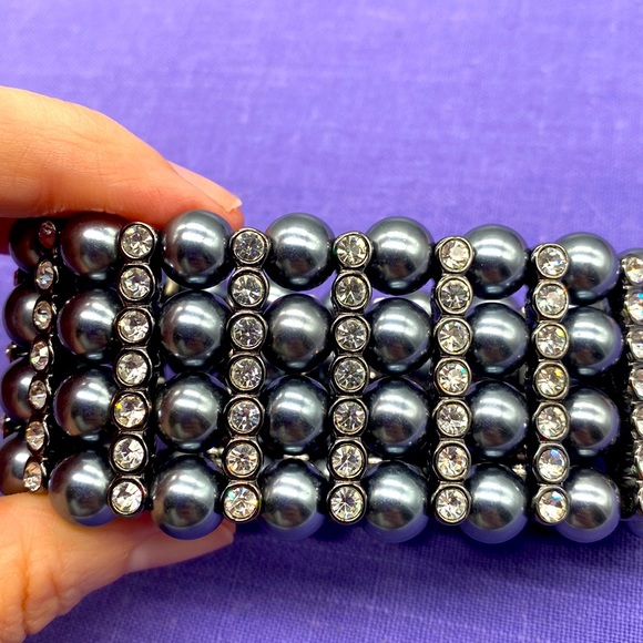 Vintage bracelet from Former First Lady, Melania Trump. Medium to large wrist 🩵 - Picture 7 of 7